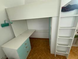 Hochbett mit integriertem Schrank und Schreibtisch