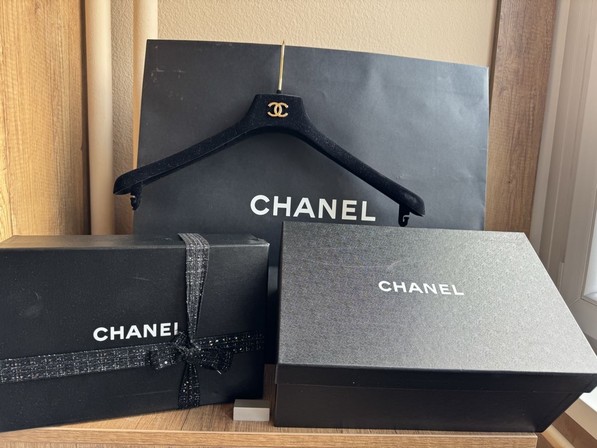 Chanel Borse: Originales Chanel Luxus-Verpackungsset mit Samtkleiderbügel  – Usato da Emmetten venduto da kel_982x 1