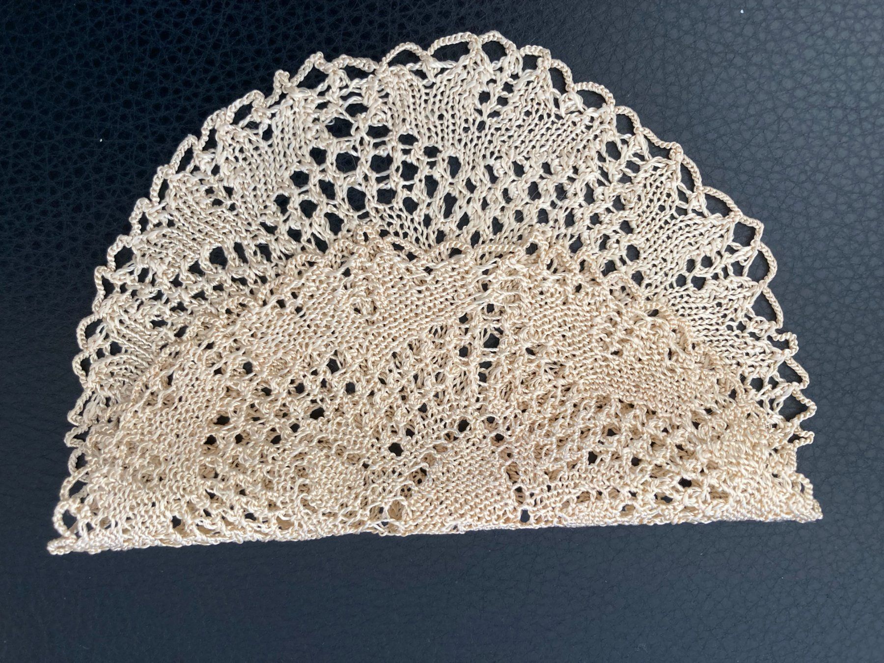 Sottobicchieri: Spitzendeckchen Handarbeit gestrickt  Farbe: Ecru / Beige – Usato da Subingen venduto da ArtBead 2