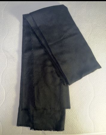 Écharpe noire en tissu de bonne qualité