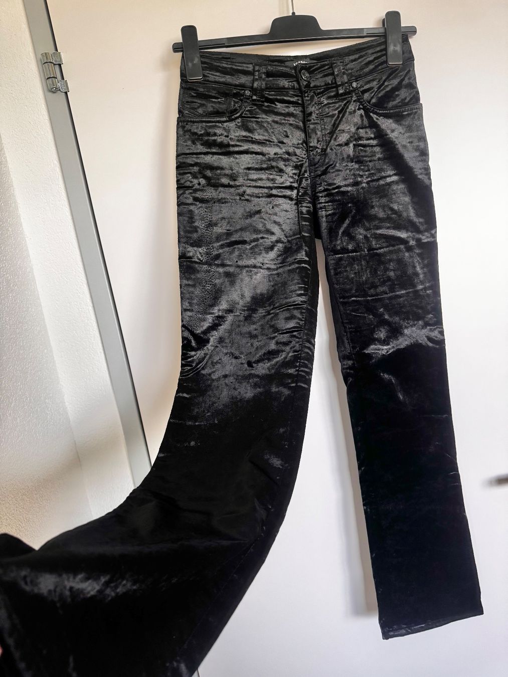 Versace Pantaloni: Versace Samthose, Schwarz, Top Zustand - Grösse 27 – Usato da Eschenbach SG venduto da Kitka01 9