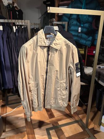 Veste Stone Island , couleur beige et crème