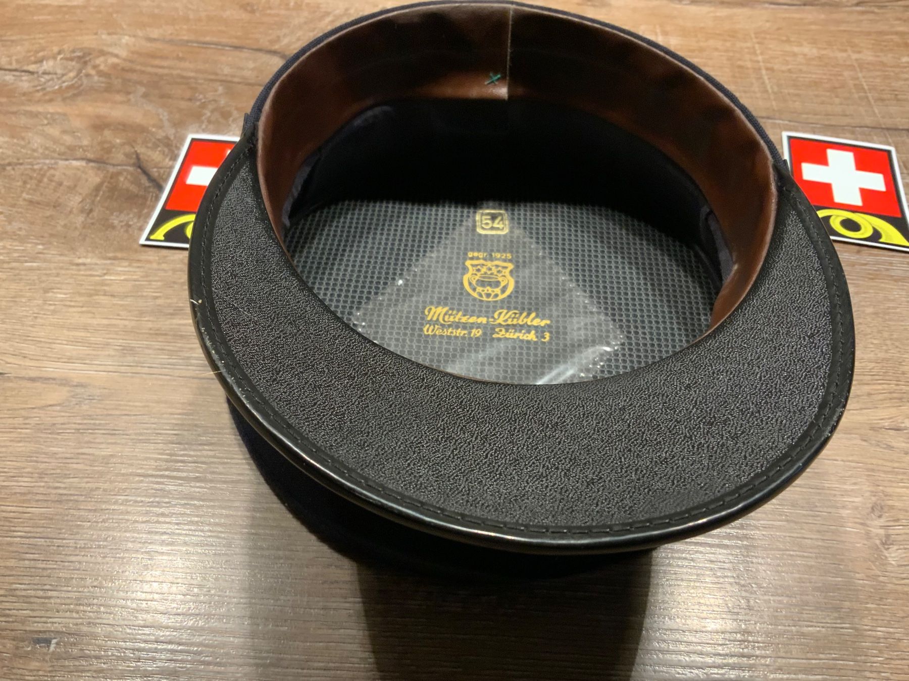 Copricapi, berretti & cappellini: Originale Uniform Mütze mit Abzeichen - – Usato da Willisau venduto da Minali 4