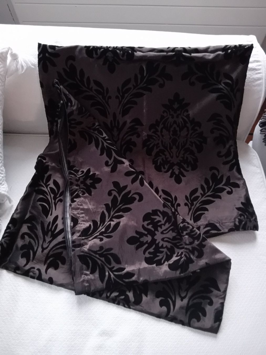 Cuscini: Coussin décoratif velours noir et brun chocolat – Usato da Rüthi (Rheintal) venduto da titlis07 3