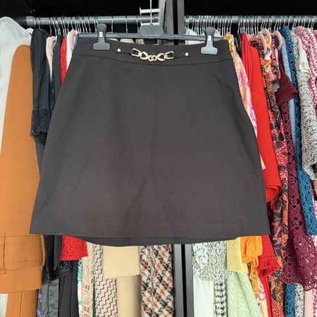 Claudie Pierlot Minirock Gr.40, schwarz, goldene Kette.