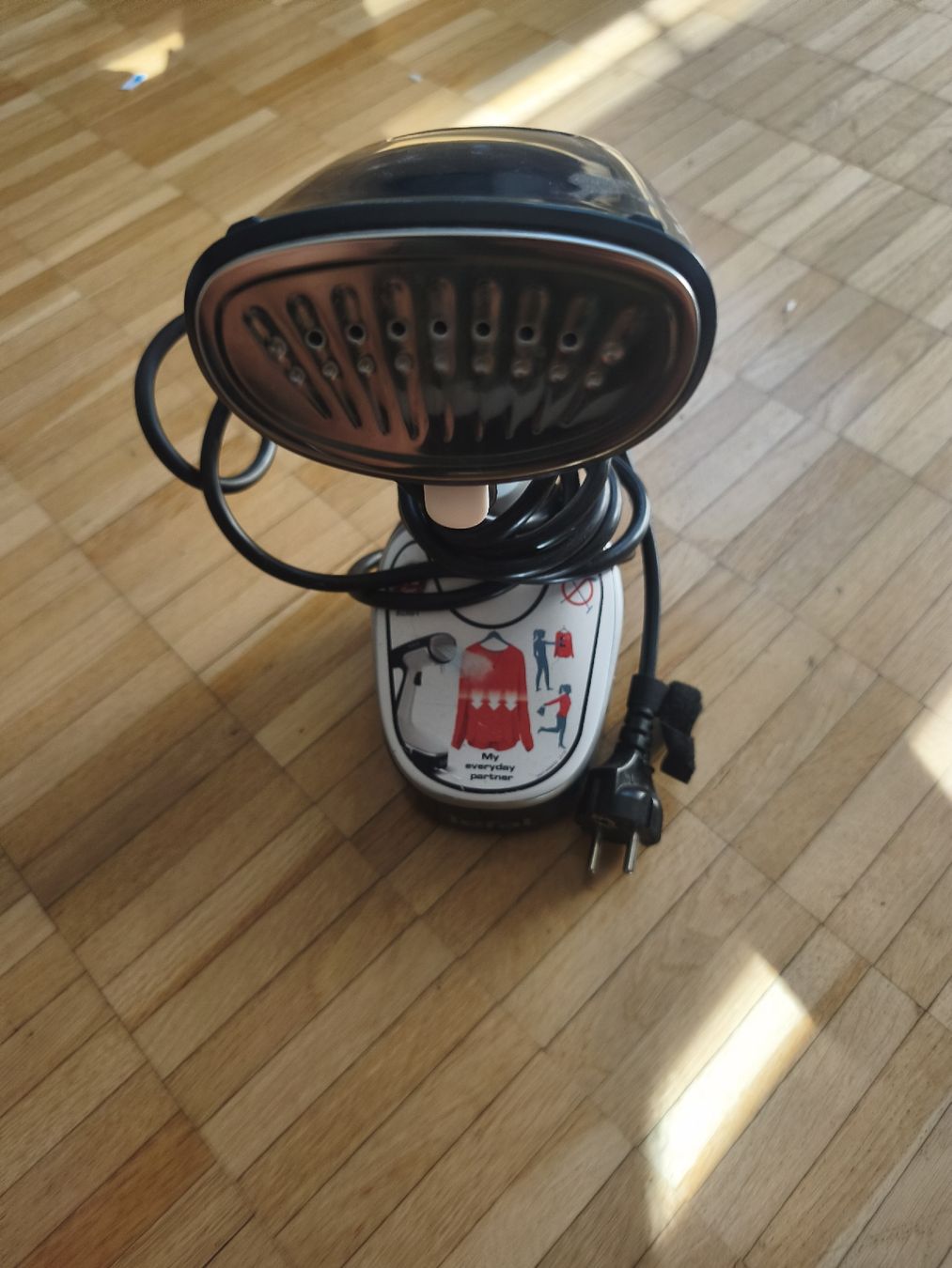 Nettoyeurs à vapeur: Tefal Access' Steam Handheld Dampfbürste / Kleiderdampfer   – D'occasion à Kilchberg ZH par eri_sw8s 2