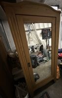 Schöner massiver Kleiderschrank