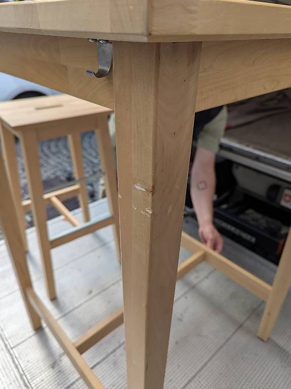 Set di tavolo e panche: IKEA Bartisch mit 2 Barhockern (Massivholz, hell) – Usato da Sissach venduto da nba_d6kh 2