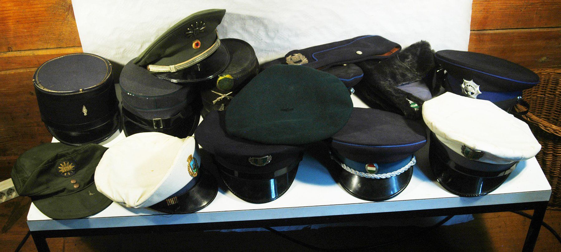 Uniformi: Uniformmützen Diverse – Usato da Herisau venduto da Wisen