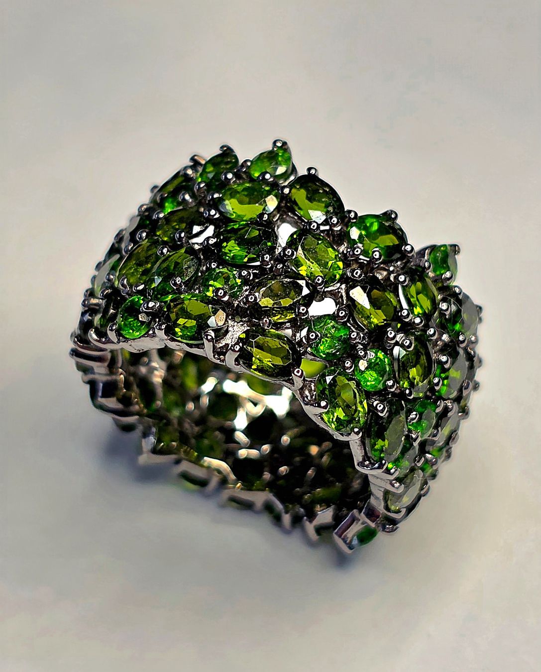 Bagues: Eternity Ring mit sattgrünen Edelsteinen – Neuf (Voir description) à Zürich par adriben 2