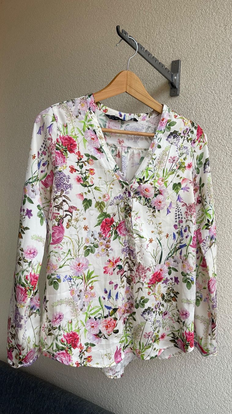 Zara Blusen: Blumen Bluse Gr. XS Zara – Gebraucht aus Arni AG von sch_7rz9