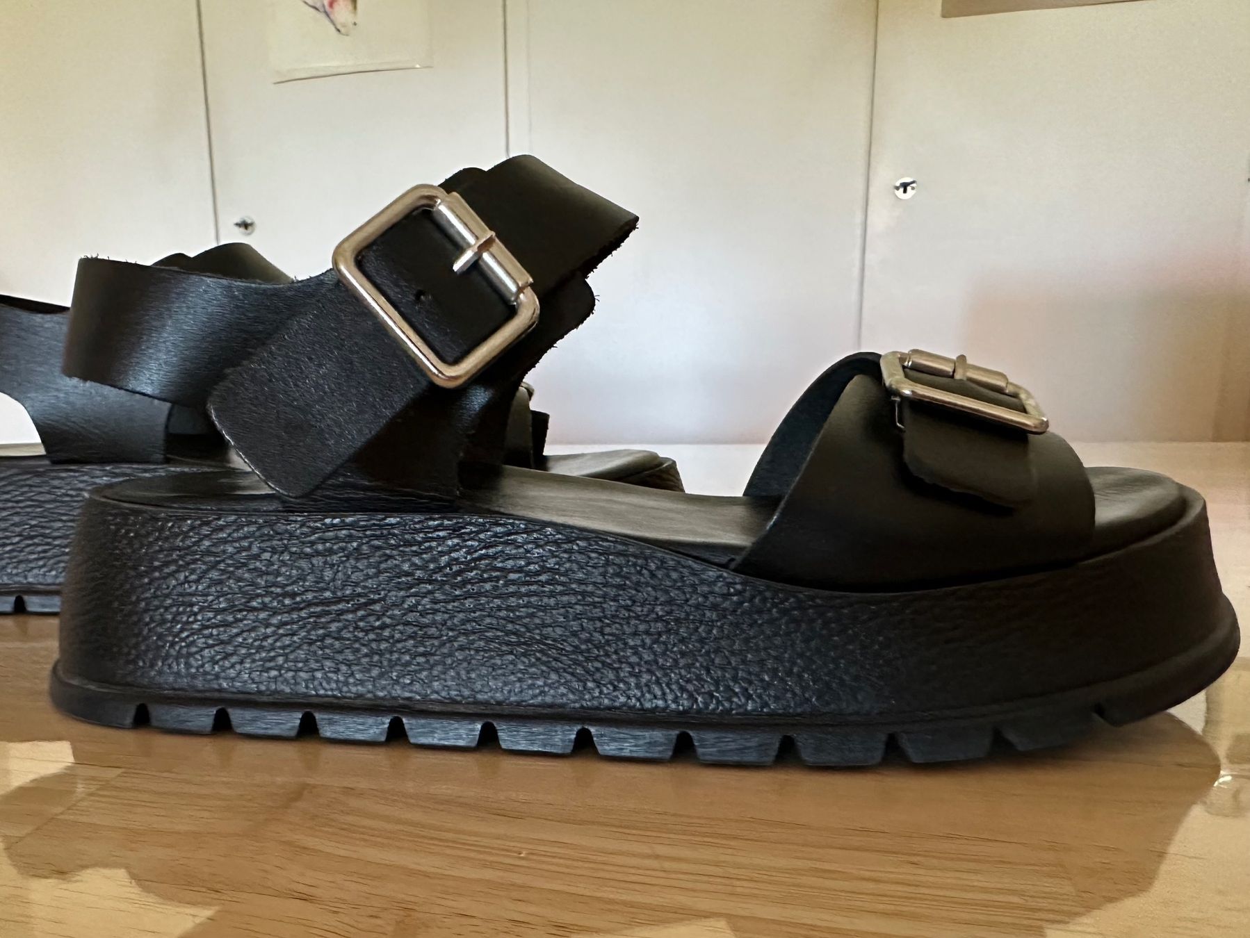 La Garçonne Scarpe da donna: Sandales plateforme La Garçonne, cuir noir – Nuovo (secondo la descrizione) da La Neuveville venduto da flodocha 5