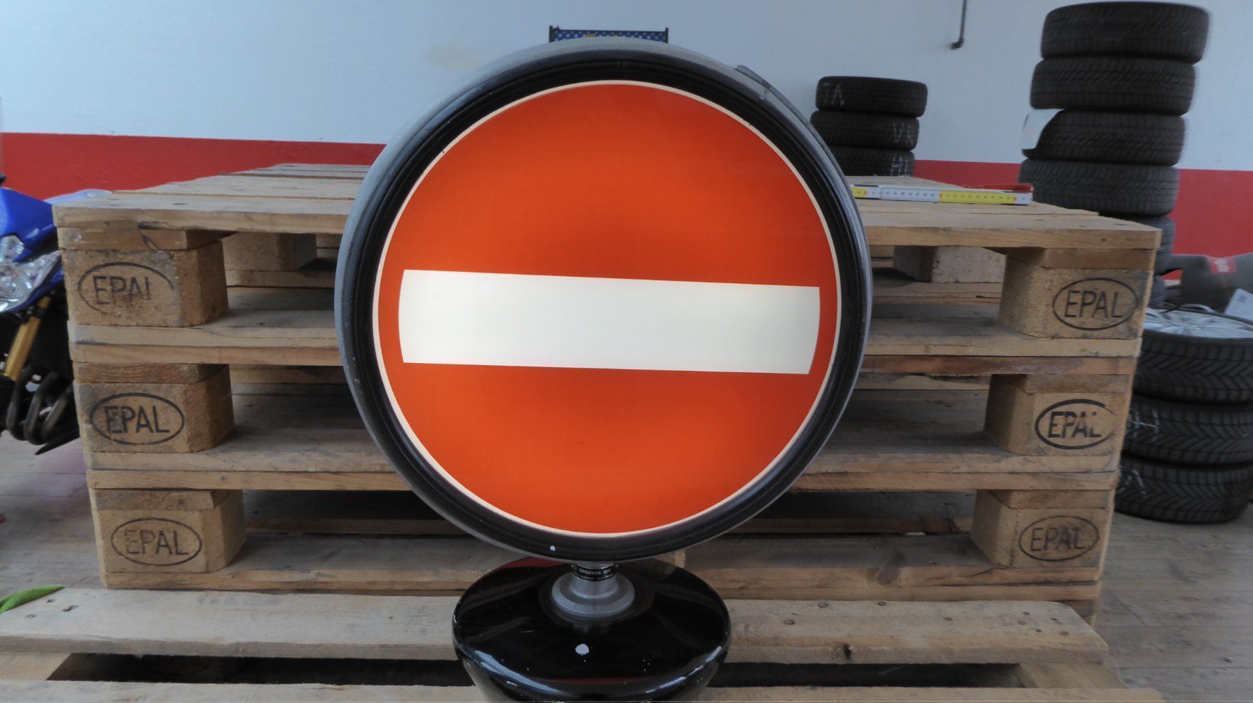 Lampade: ALTE SIGNALLAMPE MIT  STOP UND EINBAHNSYMBOL – Usato da Blauen venduto da Sanhein 1