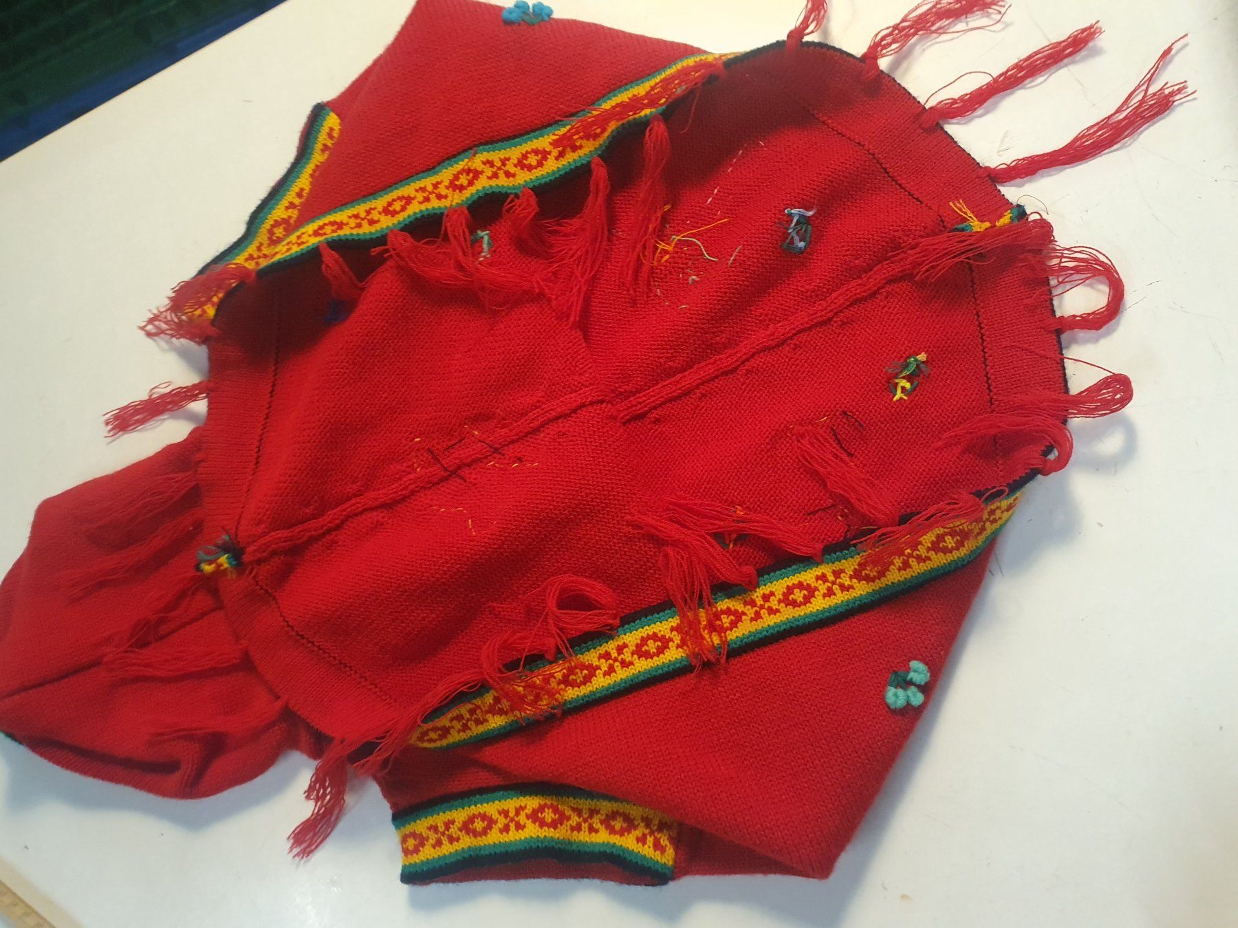 Maglioni & Felpe: Kinderponcho rot mit Natursujets – Usato da Zürich venduto da loosebone 9