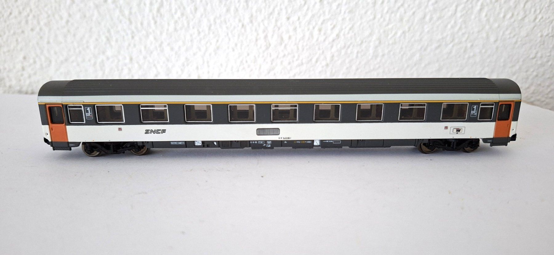 Arnold Modellini di ferrovie: Arnold SNCF 1. Klasse – Usato da Biberist venduto da Ntrains