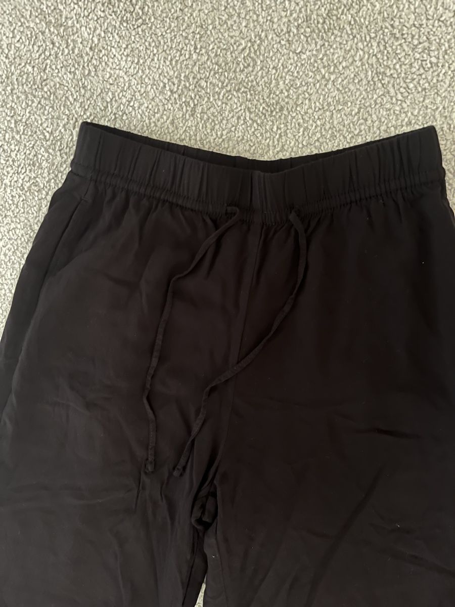 H&M Pantaloni: schwarze Stoffhose mit Gummizug – Nuovo (secondo la descrizione) da Zürich venduto da ole_8rwr 1