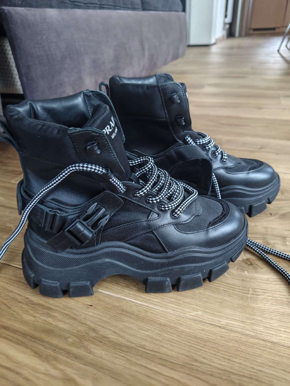 Prada Damenschuhe: Prada Stiefel schwarz mit Schnallen – Neu (gemäss Beschreibung) aus Kehrsatz von mishelbel 1