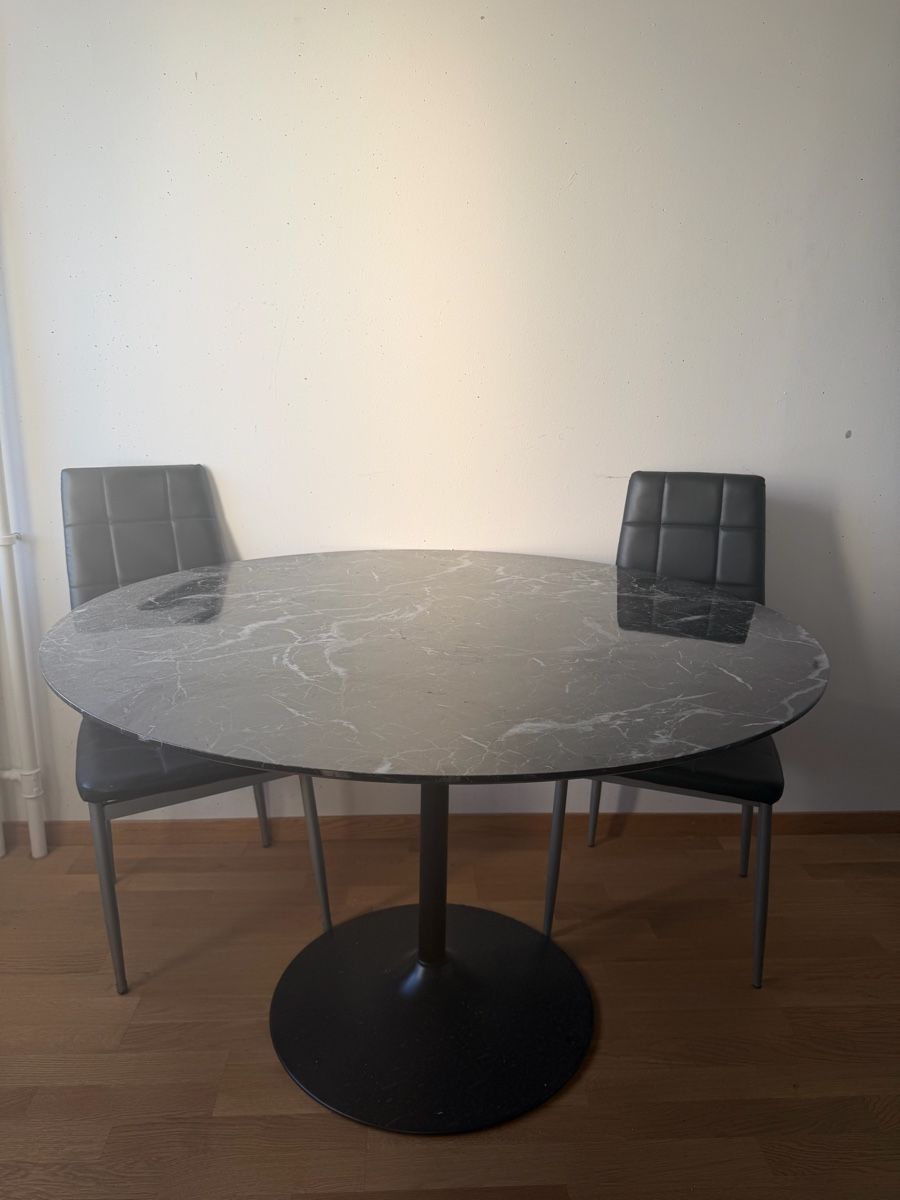 Tavoli: Marmortisch mit 2 Kunstleder Stühle – Usato da Bern venduto da -Noah