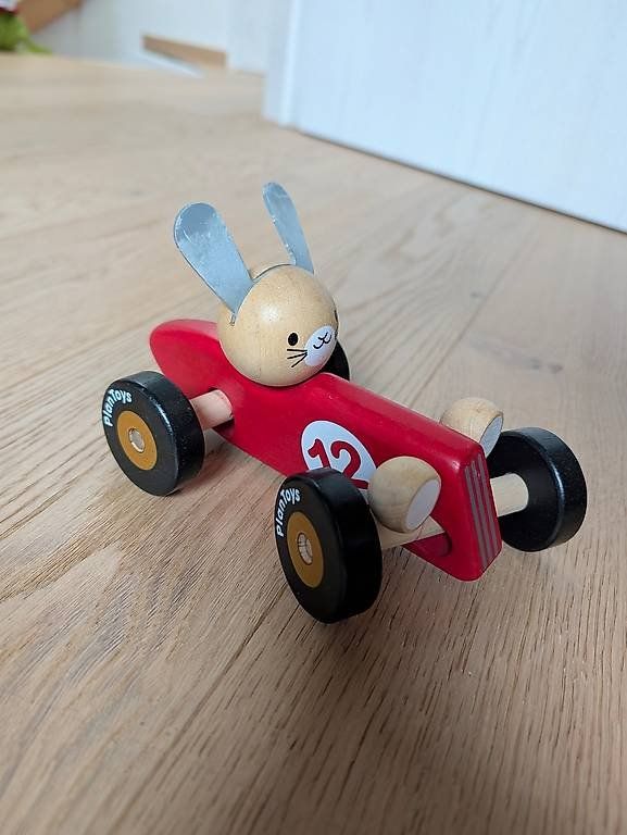 Plantoys Giocattoli: Plan Toy Rennauto Hase – Usato da Allenwinden venduto da Obalu