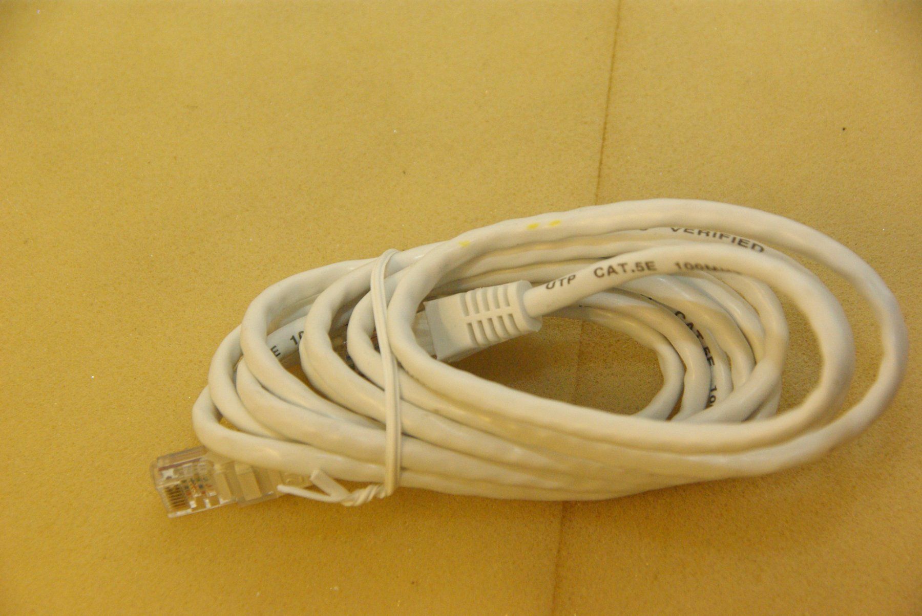 Cavi: Netzwerkkabel mit CAT.5E, weiss - 2m – Nuovo (secondo la descrizione) da Herisau venduto da Cevianer1844