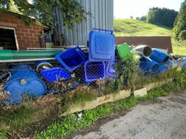 Fässer/ Tonnen/ Kontainer