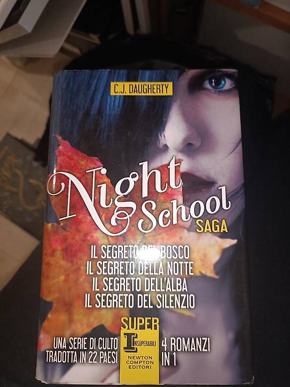 Bücher: Libro " night school" – Gebraucht aus Pregassona von Paolinhaaa88