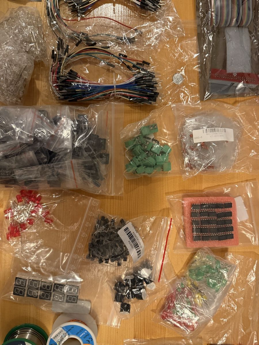Componenti elettronici: Electronics Components Set – Nuovo (secondo la descrizione) da Zürich venduto da David.1 4