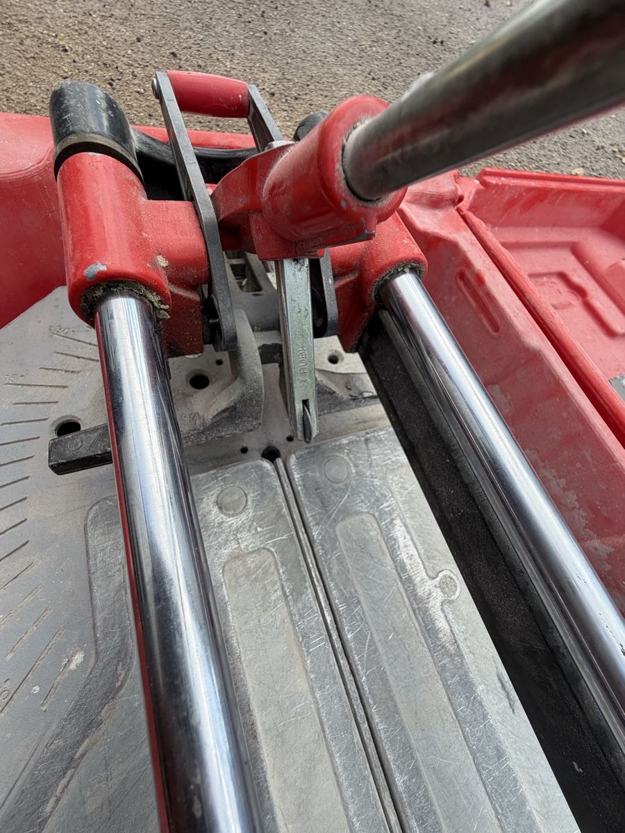 Tutte le macchine: Rubi TX1200 carreleuse  – Usato da Les Emibois venduto da ines7ferreira 1