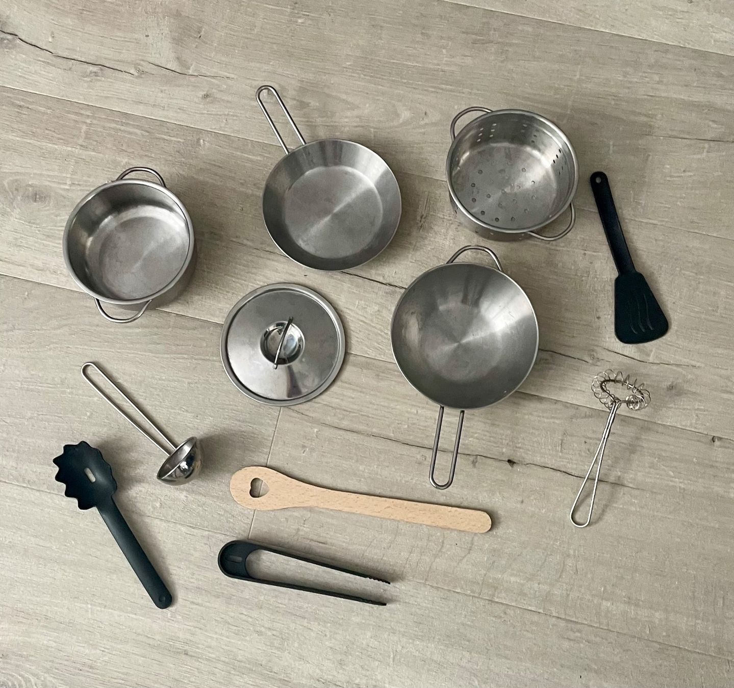 Spielzeuge: Cuisine enfant en bois avec accessoires et micro-ondes – Gebraucht aus Echichens von PetiteMicelle 2