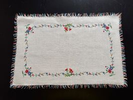 Handgesticktes Tischset mit Blumenrand, Frühlingsdeko 🌸