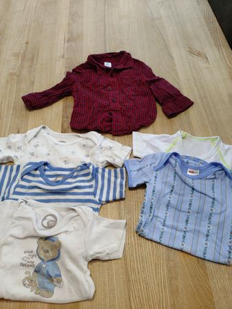 Kurzärmlige Bodys Grösse 62/68 Junge