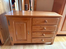 Kiefer‑Sideboard Massivholz, gepflegter Zustand