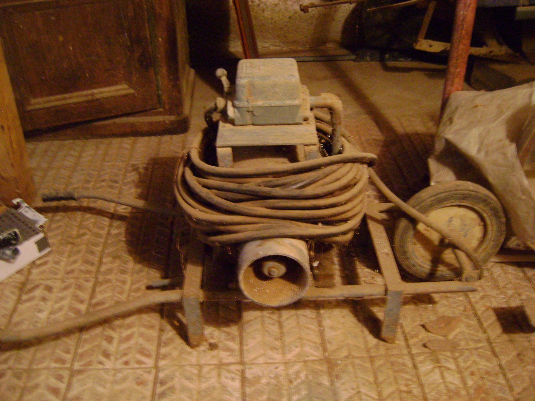 Motoren: Ancien moteur électrique. – Gebraucht aus Boncourt von Francette