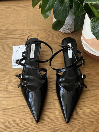 Spitze Pumps aus Lackleder