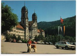 EINSIEDELN Klosterplatz, Auto, Kind mit Hund