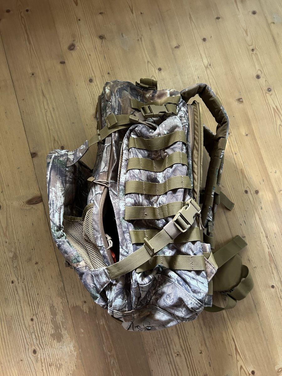 Zaini: Wanderrucksack Tarnmuster, geräumig, robust – Usato da Urnäsch venduto da Schellen1 2