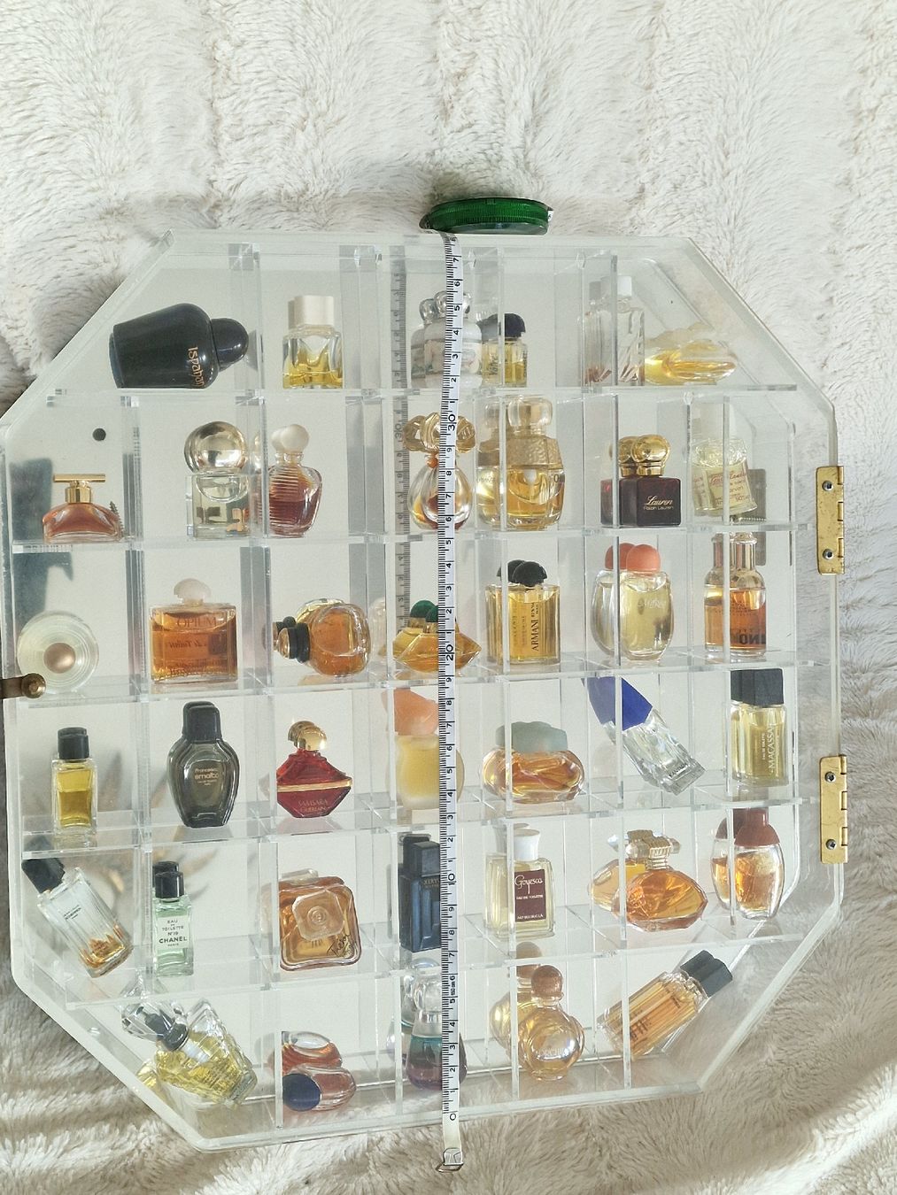 Profumi & Eau de Toilette: vitrine miroir avec porte plexiglas avec parfum – Usato da versoix venduto da 928 6