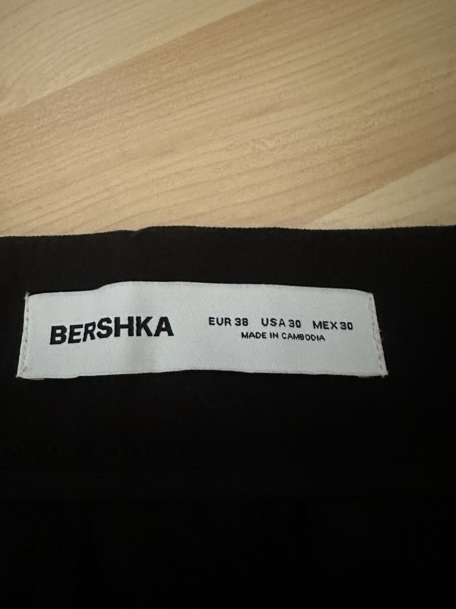 Bershka Hosen: Bershka TAILORING BERMUDA - Shorts - black – Neu (gemäss Beschreibung) aus Chur von dajan.17 4