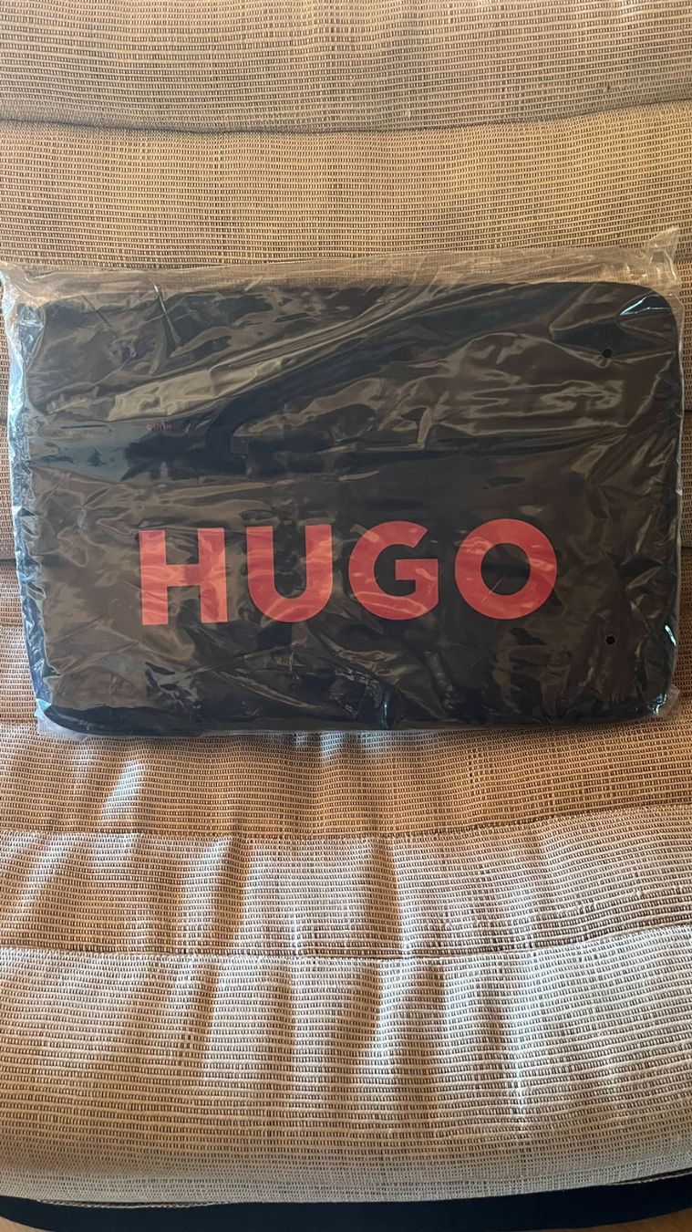 Hugo Boss Covers & Taschen: NEU - Hugo Boss Laptophülle - Schwarz – Gebraucht aus La Punt Chamues-ch von kjw_2yn5