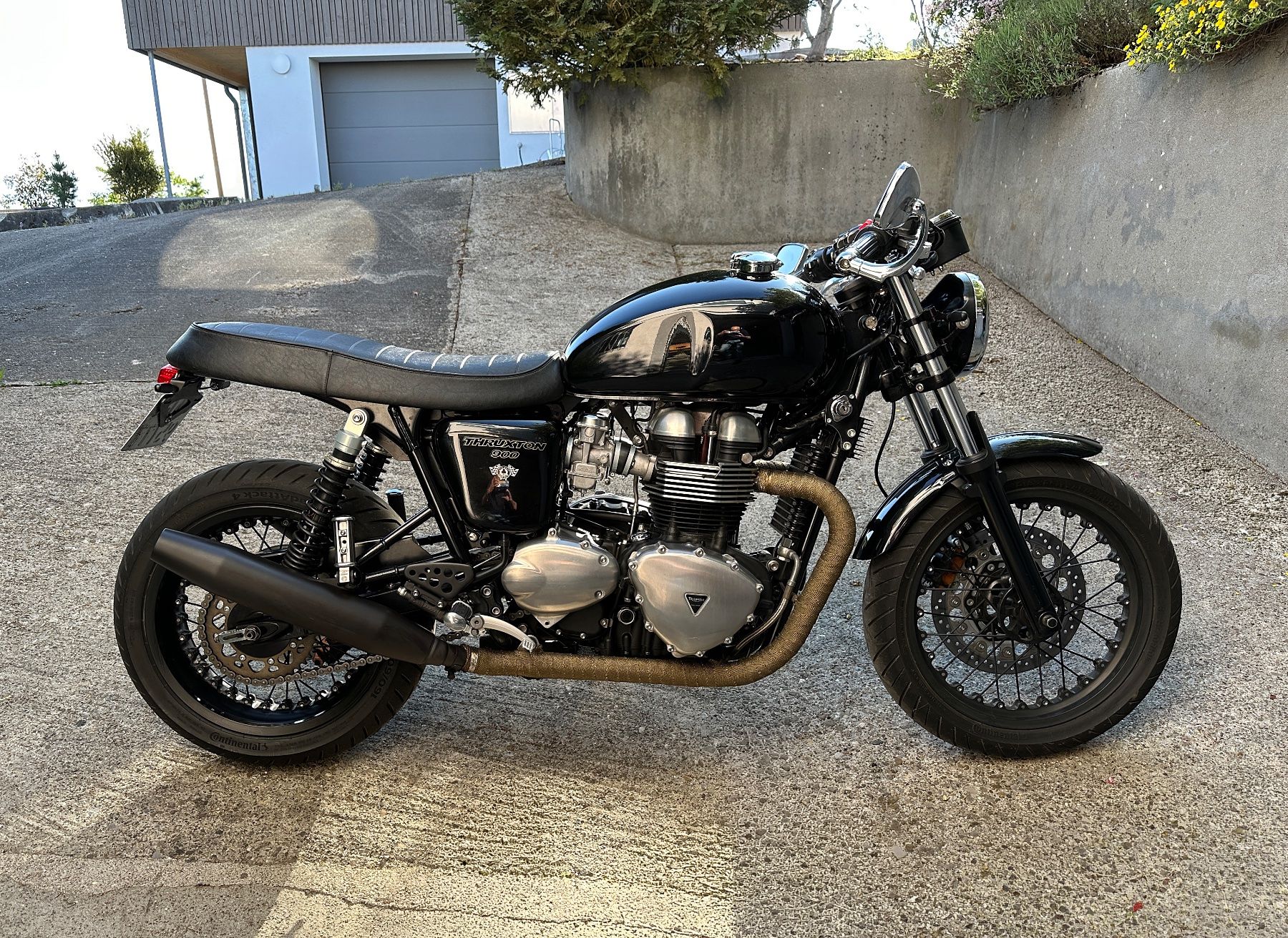 Triumph Strasse: TRIUMPH Thruxton 900 - Custom luftgekühlt – Gebraucht aus Auenstein von Stratosurfer