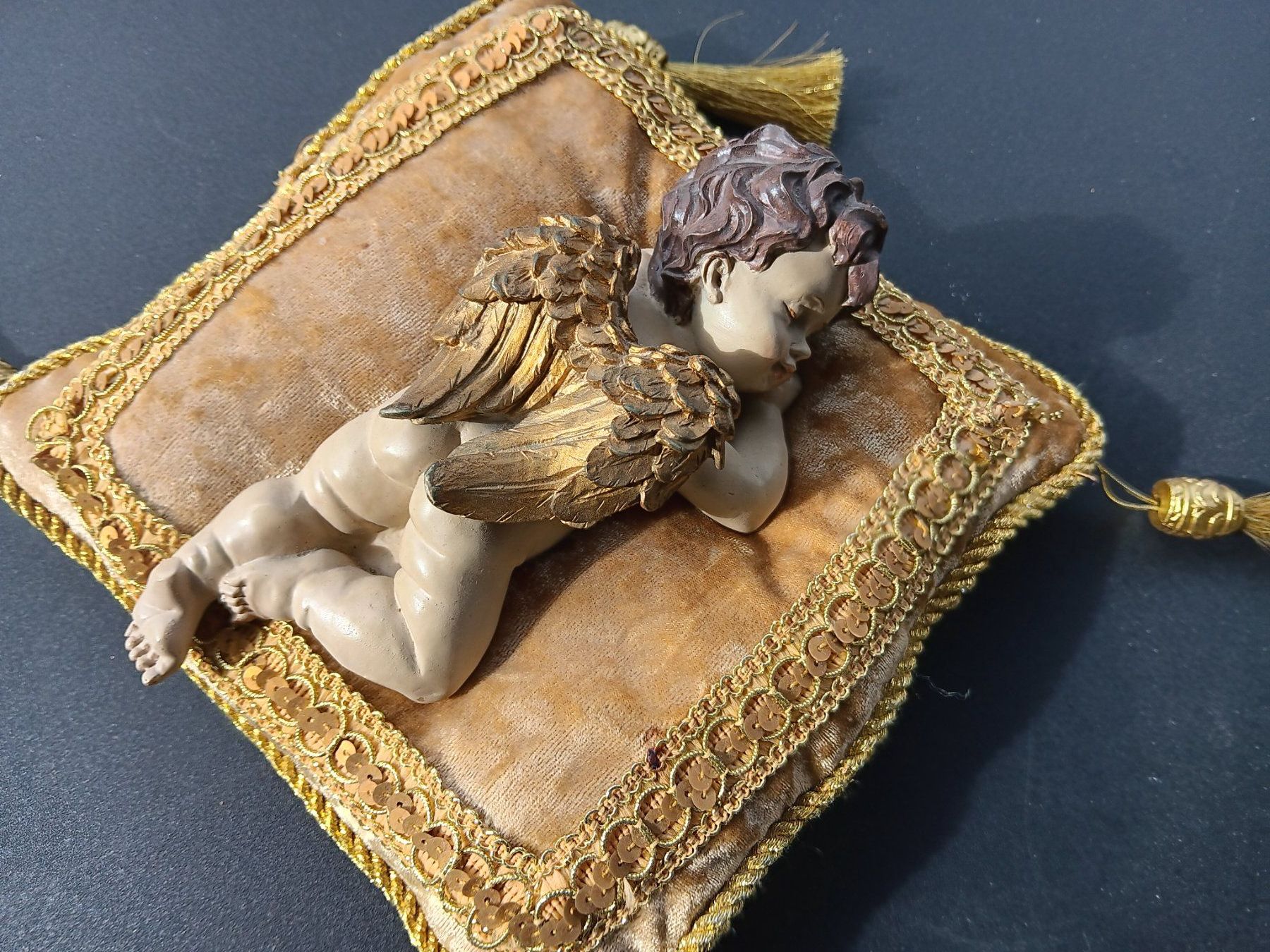 Tutte le decorazioni: Ange dormant décoratif sur coussin doré – Usato da pully venduto da gringoloko 3