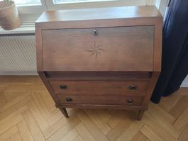 Sekretär aus Holz mit Sternapplikation Intasrien