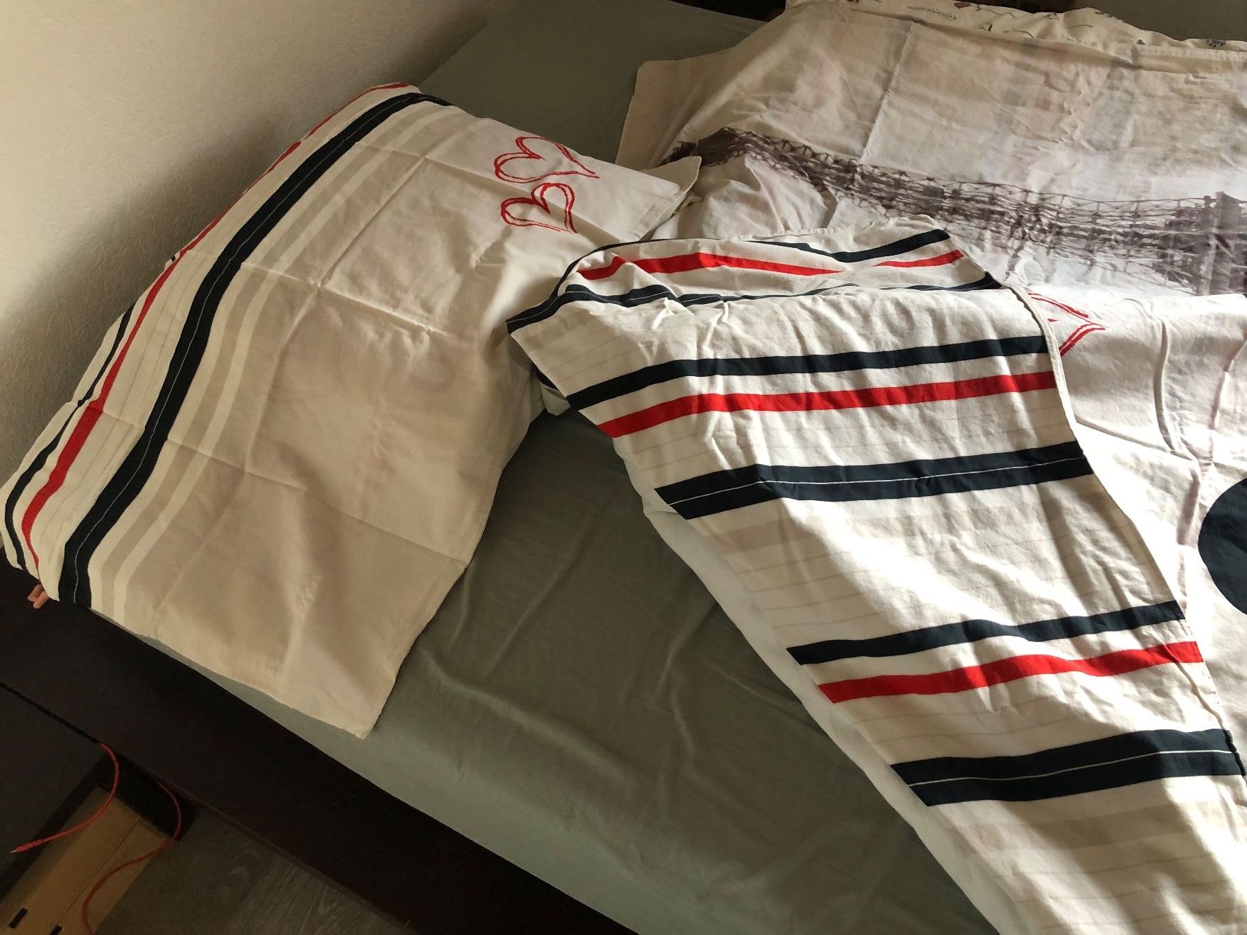 Disney Bettwäsche: Ensemble de literie Mickey Mouse à Paris 160 / 200 & 65 /100 – Gebraucht aus St-Aubin FR von Tiweety 2