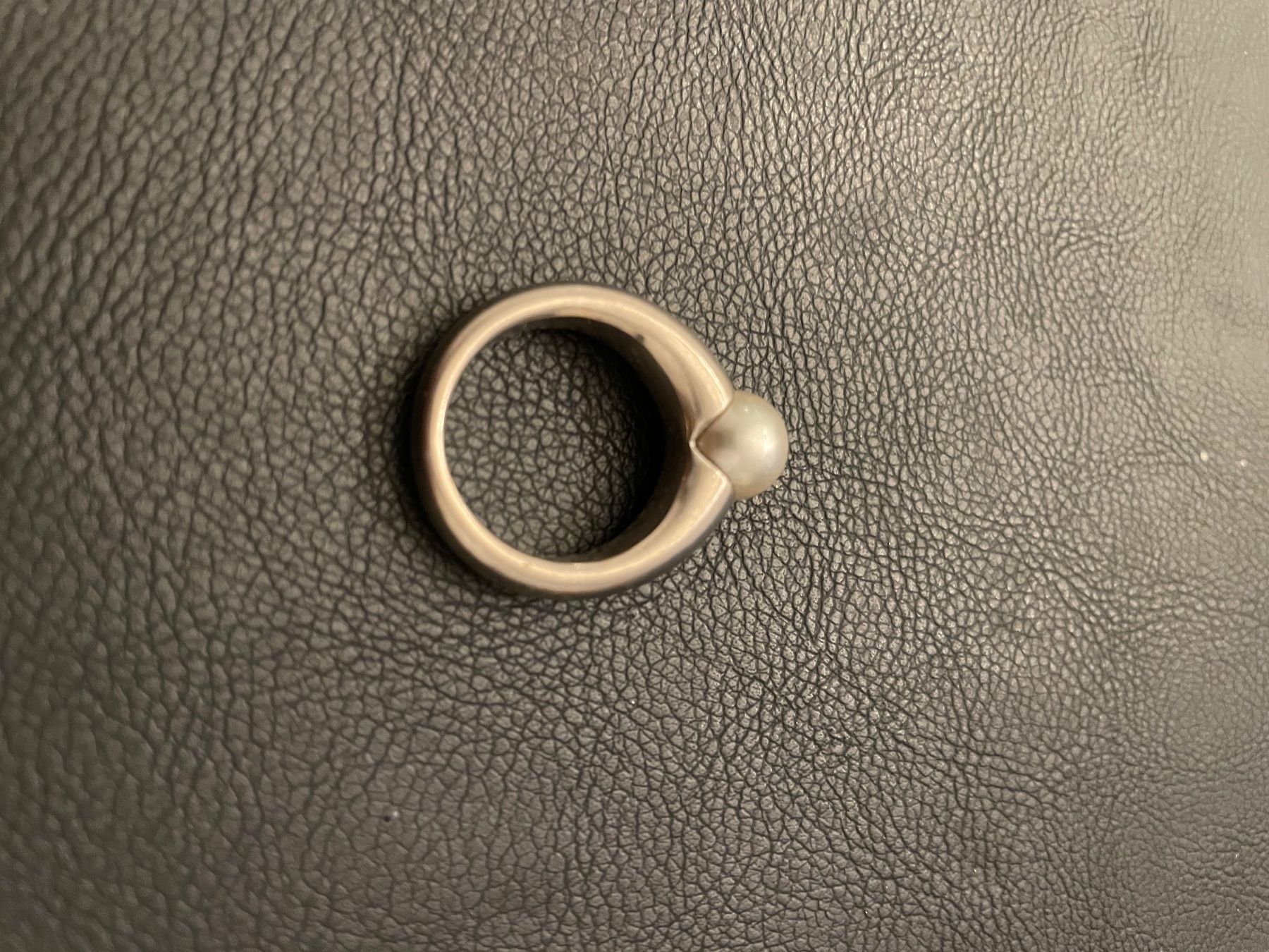 Anelli: Ring Weissgold mit grauer Perle, Gr. 53, matt – Usato da Muttenz venduto da flowers04 1