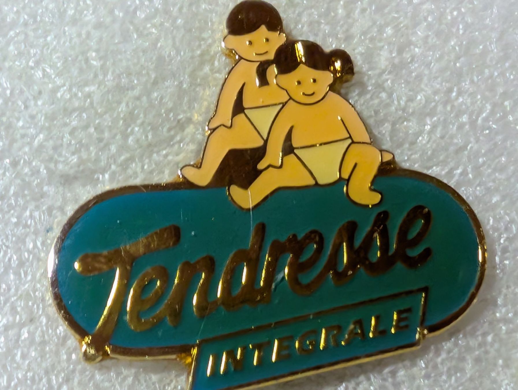 Placchette & Badge: Ansteckpin 112: Tendresse – Usato da Oppligen venduto da Pin-Fall-Shop
