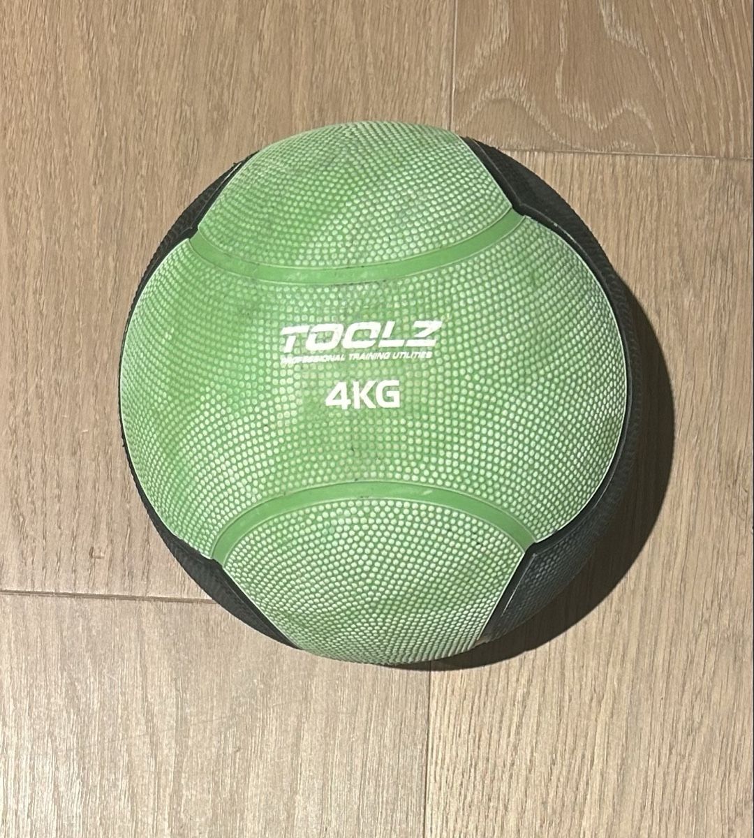 Hometrainer: TOOLZ Medicine Ball 4KG – Gebraucht aus Zug von mbe_t5j2