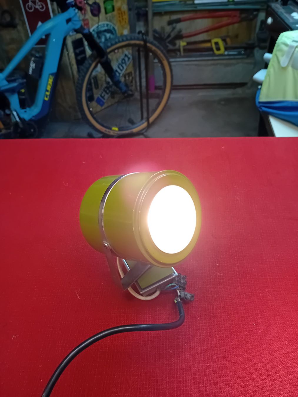 Lampes: Lampe ,spot – D'occasion à st Pierre de Clages par strange 3