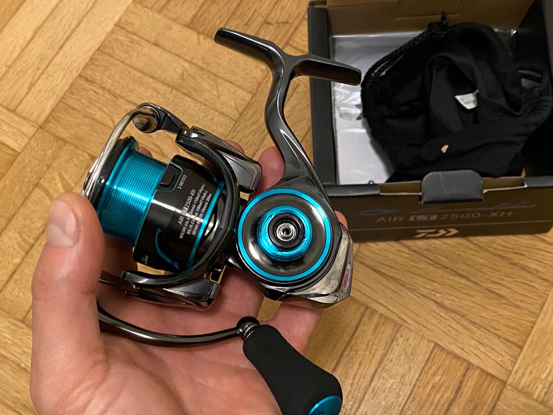 Daiwa Rollen & Spulen: DAIWA 21 EMERALDAS AIR LT2500-XH – Neu und originalverpackt aus Luzern von sau_m57c 3
