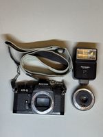 Ricoh KR-5 Spiegelreflexkamera mit Riconar 55mm f/2.2 &Blitz