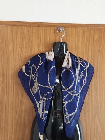 Foulard en soie pure motif équestre bleu marine 76x80cm